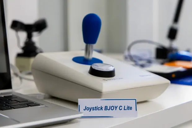 Joystick adaptado BJÖY C Lite usado para acessibilidade motora